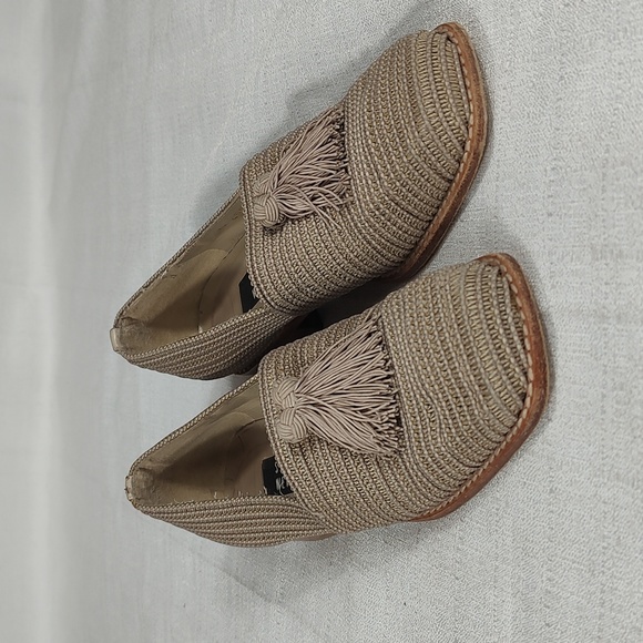 Stuart Weitzman Loafers Tassel Block Heel Beige Slip On Tan Womens Size 6M - Picture 1 of 9